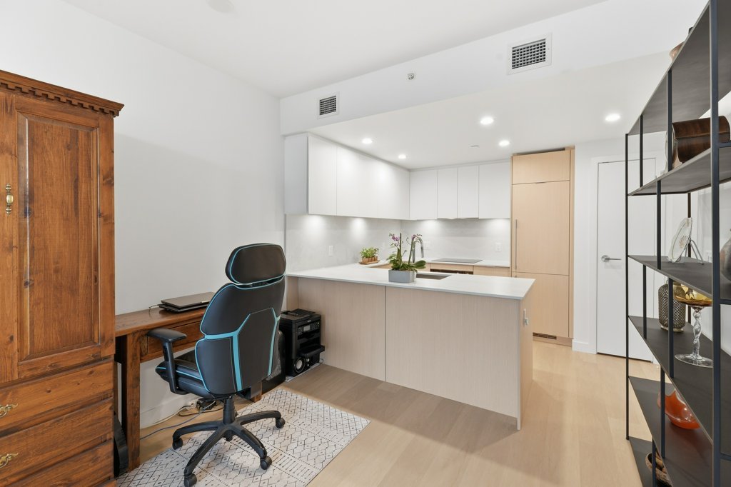 Condo thumbnail 4